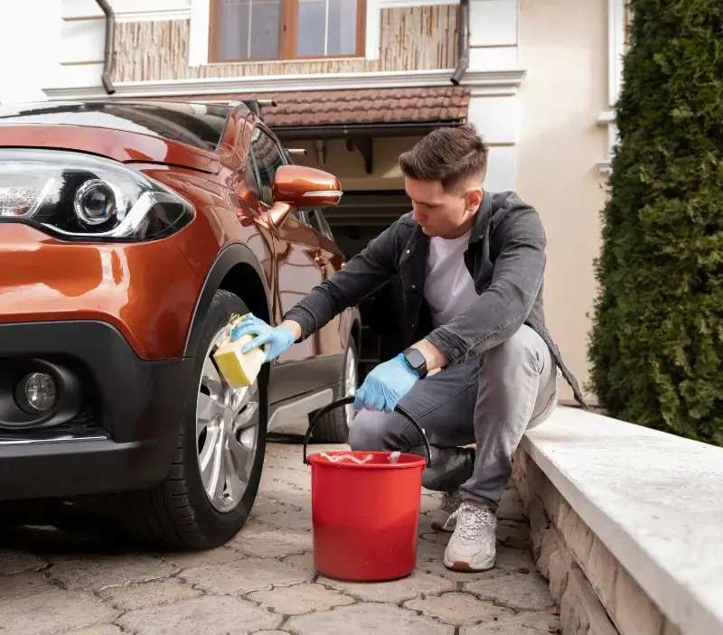 Lavage auto à domicile Lanfains : professionnel intervenant sur un véhicule